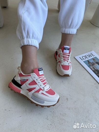 Кроссовки женские