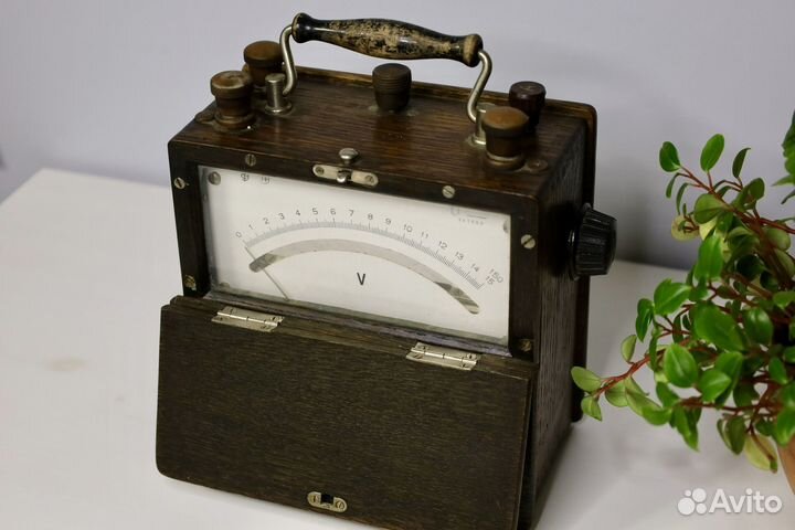 Вольтметр старинный в деревянном корпусе