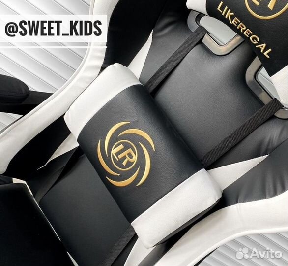 Компьютерное кресло с подножкой