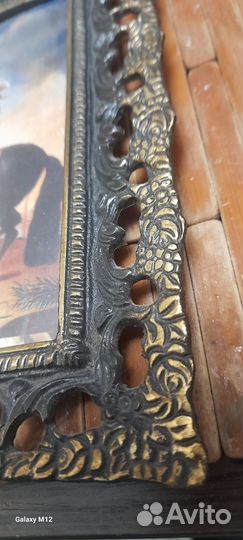 Картинка в бронзовой рамке