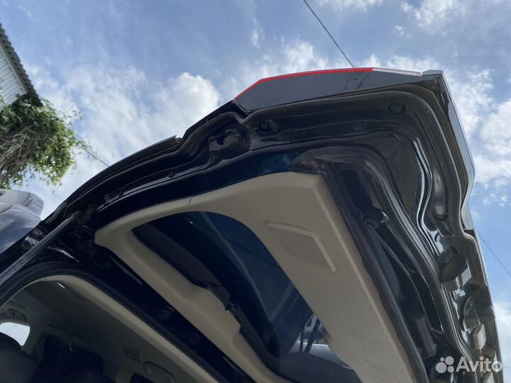 Прижимной датчик багажника левый Toyota 200 2015+