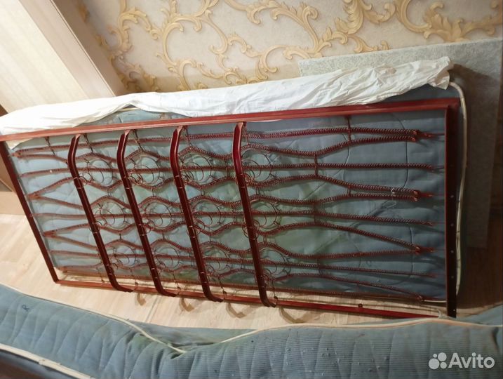 Кровать односпальная с матрасом