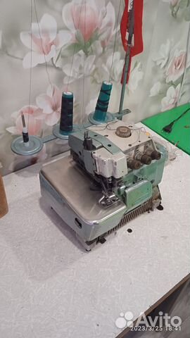Промышленная машинка-оверлок