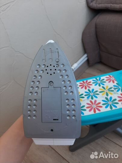 Детская гладильная доска и утюг (игрушки)