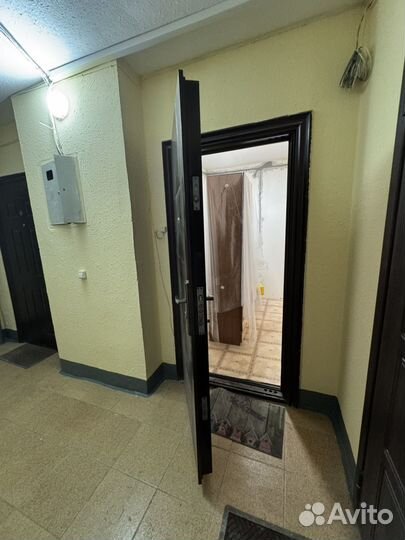 Дверь входная алюминиевая бу