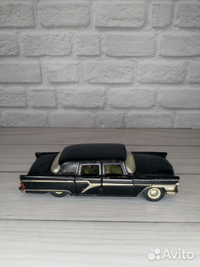 Модель газ 13 Чайка