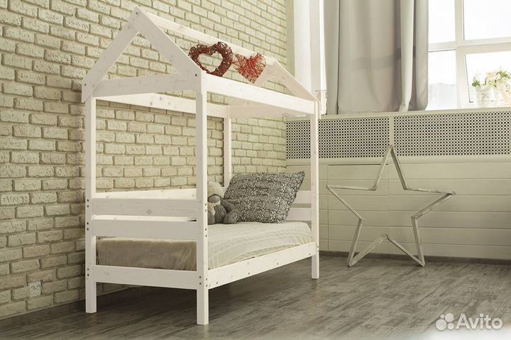 Кровать домик натуральный массив