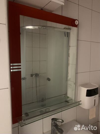 Зеркало в ванную с полочкой