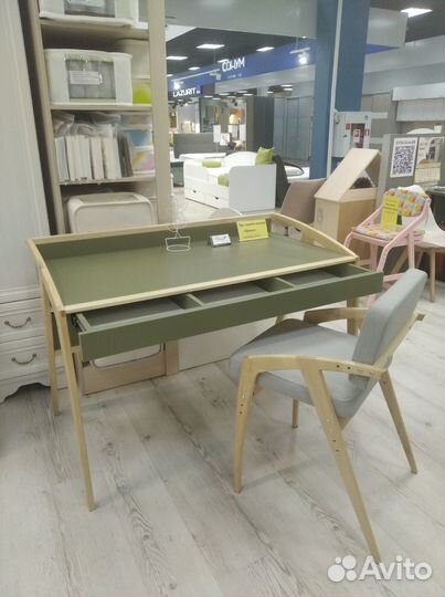 Детский письменный стол
