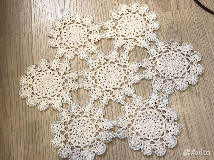 Вышитая салфетка и конфетница