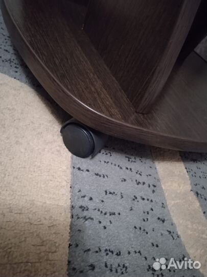 Журнальный столик на колесах