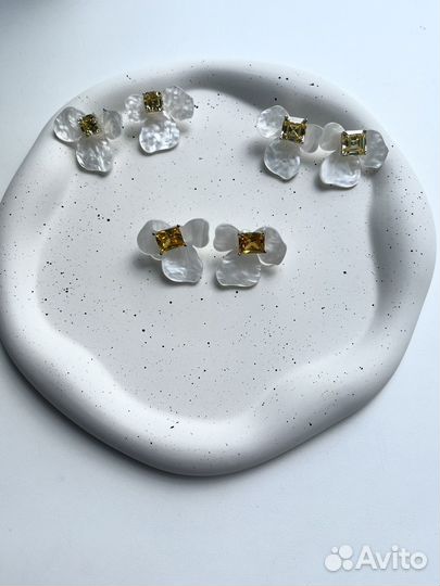 Серьги перламутровые цветы с желтым камнем