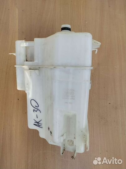 Toyota RAV 4 Бачок омывателя