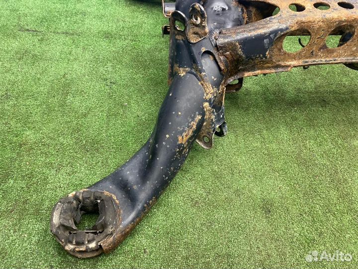 Балка подвески Mercedes-Benz