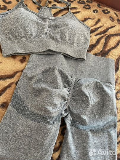 Женский спортивный костюм