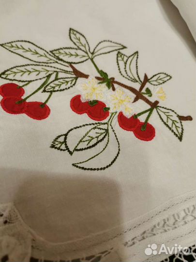 Скатерть с вышивкой и кружевом