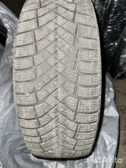 Pirelli Ice Zero FR 215/60 R16