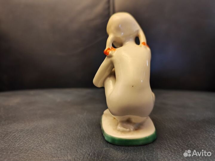 Фарфоровая фигурка-Девочка с голубем,8см. лфз