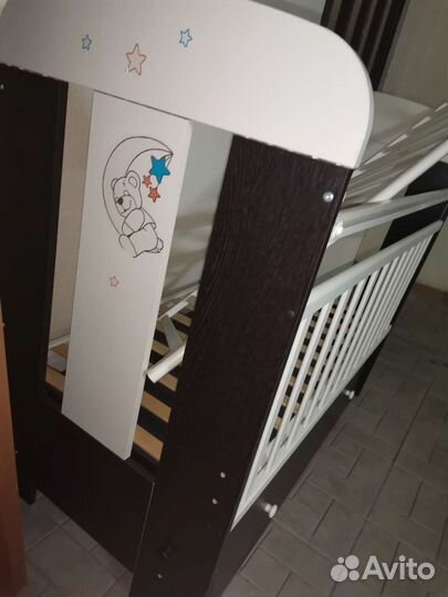 Детская кроватка с маятником
