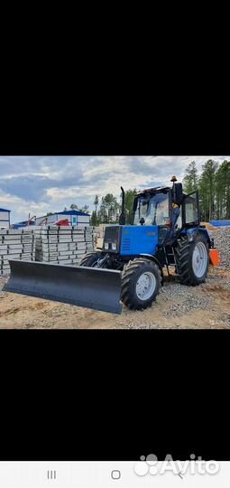 Машинист на трактор Беларус 82.1 с щёткой