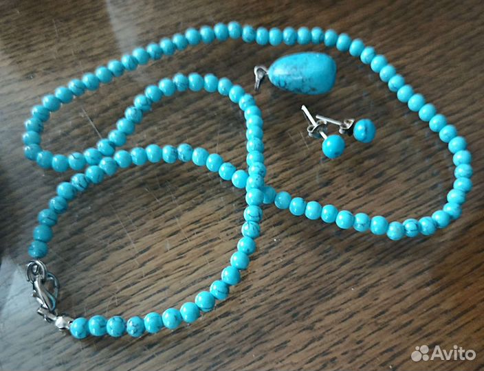 Бусы, серьги-пуссеты, кулон из бирюзы