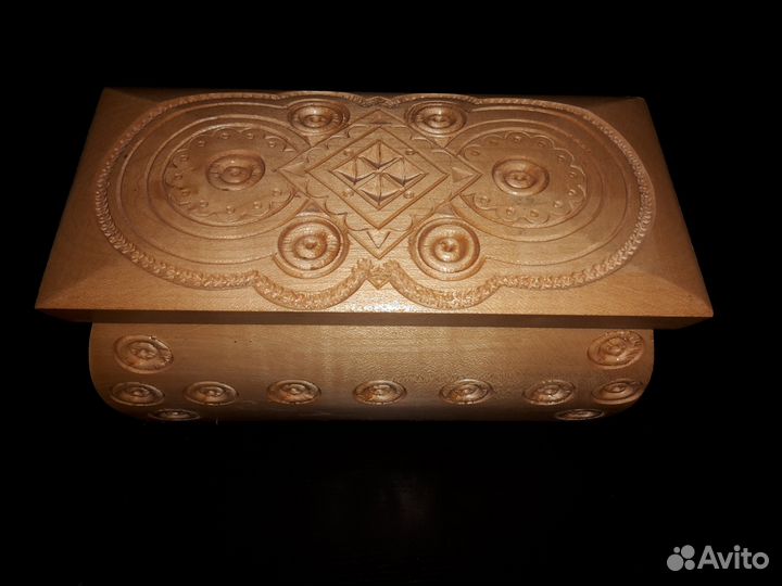 Резная шкатулка из цельного дерева