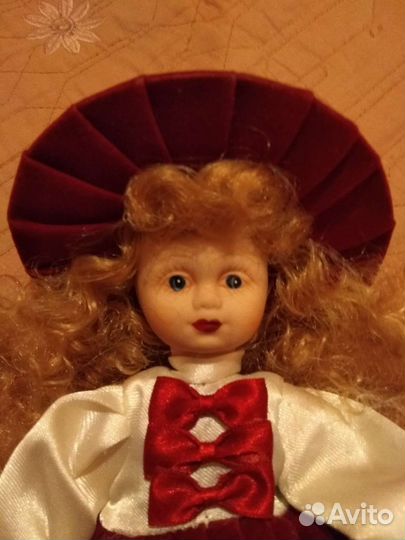 Кукла фарфоровая
