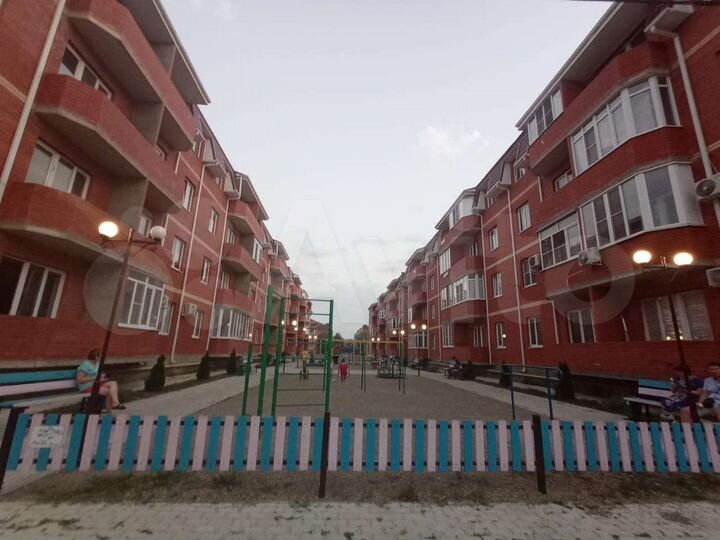 2-к. квартира, 52 м², 1/4 эт.