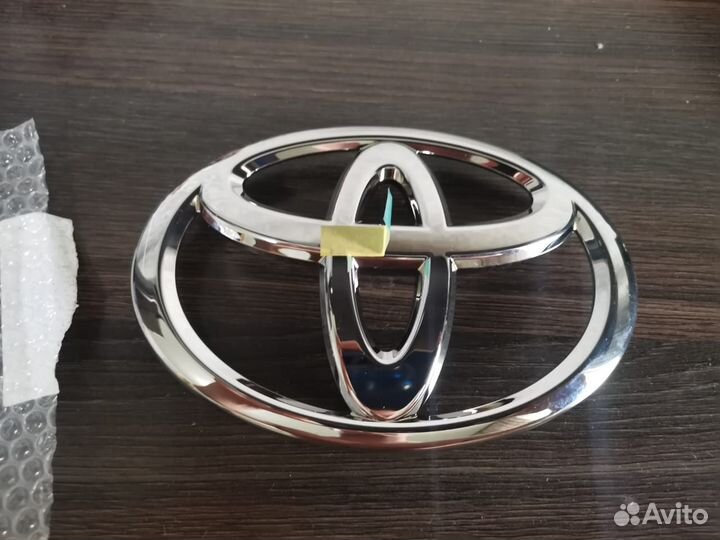 Эмблема Тойота Камри V50 Оригинал