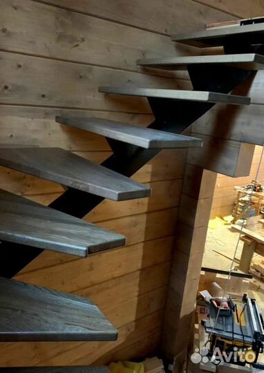 Лестница на металлокаркасе открытого типа