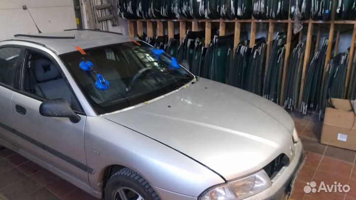Лобовое стекло Mitsubishi Carisma