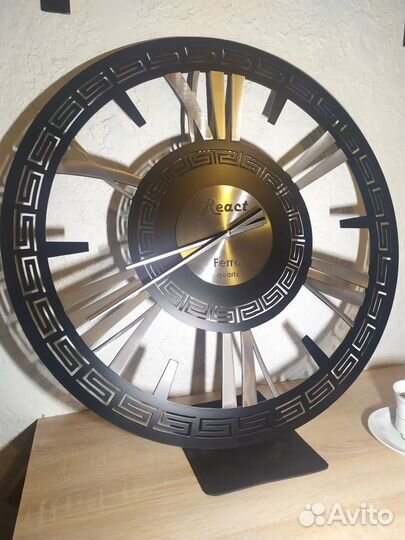Часы с греческим орнаментом(меандр) 500 мм React