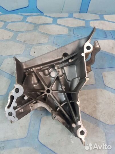 Кронштейн опора двигателя 04e199275