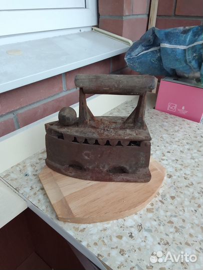 Старинный угольный утюг