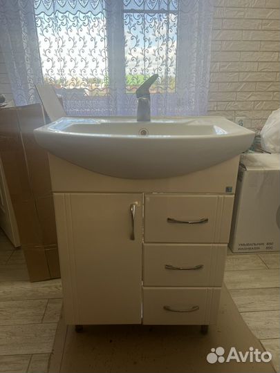 Зеркало шкаф в ванную и раковина с тумбой