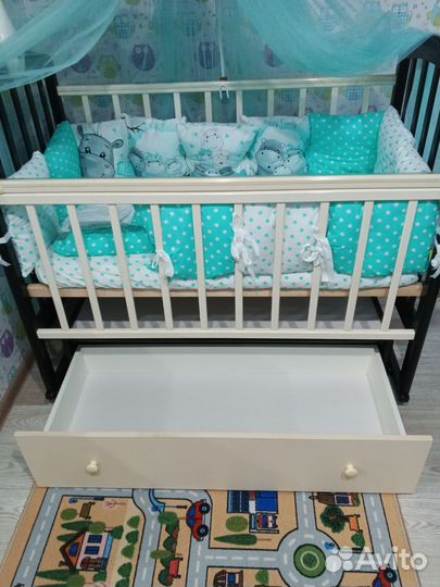 Детская кроватка с маятником и ящиком