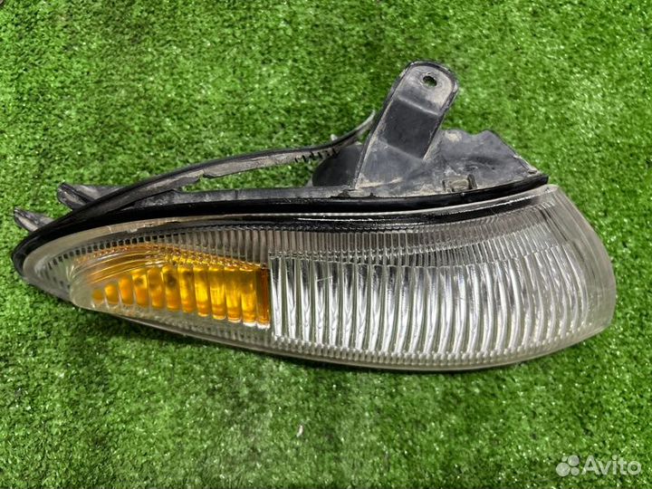 Поворотник передний левый Toyota Sprinter Marino