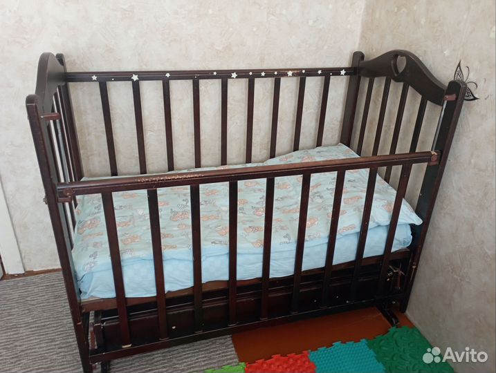 Детская кроватка с маятником, матрасом и ящиком