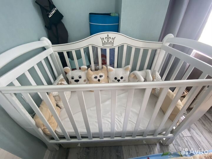 Детская кроватка с маятником, ящиком и матрасом