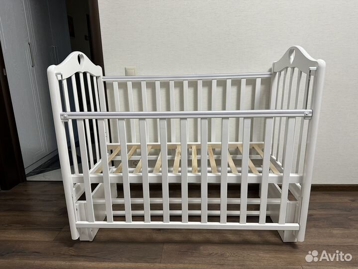 Детская кроватка с универсальным маятником