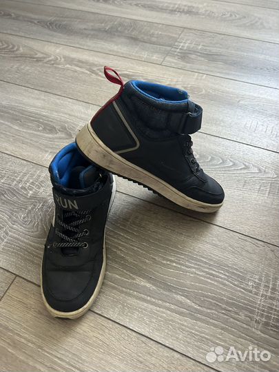 Продам кроссовки на мальчика