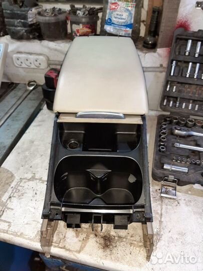 Volvo XC70; V70 2007-2017 Подлокотник в сборе