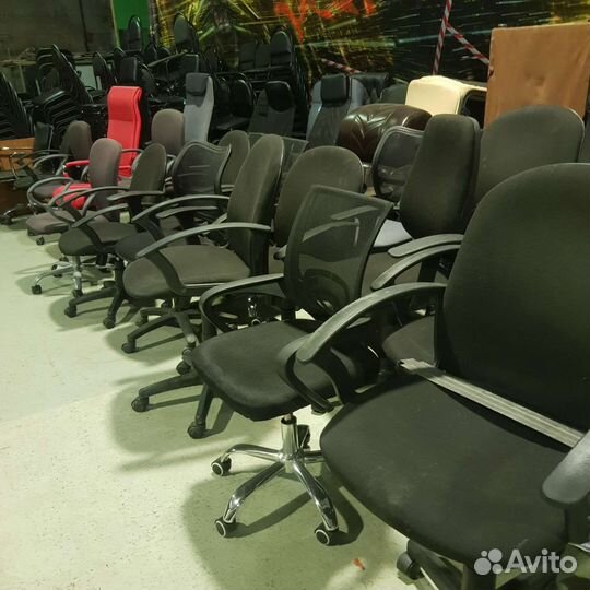 Много офисных кресел бу