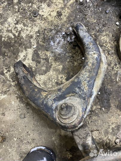 Правый поворотный кулак в сборе mitsubishi pajero