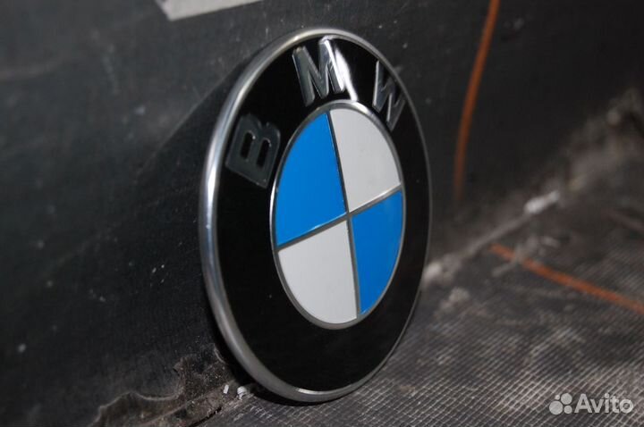 Эмблема передняя - BMW 5 F10