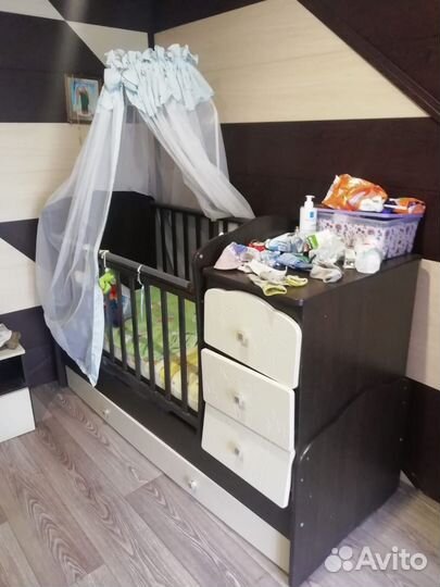Детская кроватка с маятником и ящиком