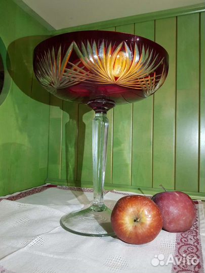 Огромная ваза на ножке цветной хрусталь