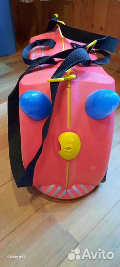 Чемодан на колесиках детский