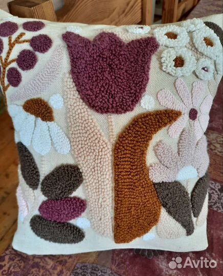 Декоративная подушка с ручной ковровой вышивкой