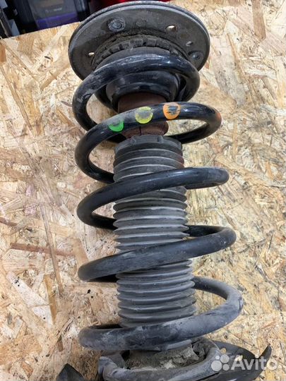 Стойка подвески передняя правая Land Rover